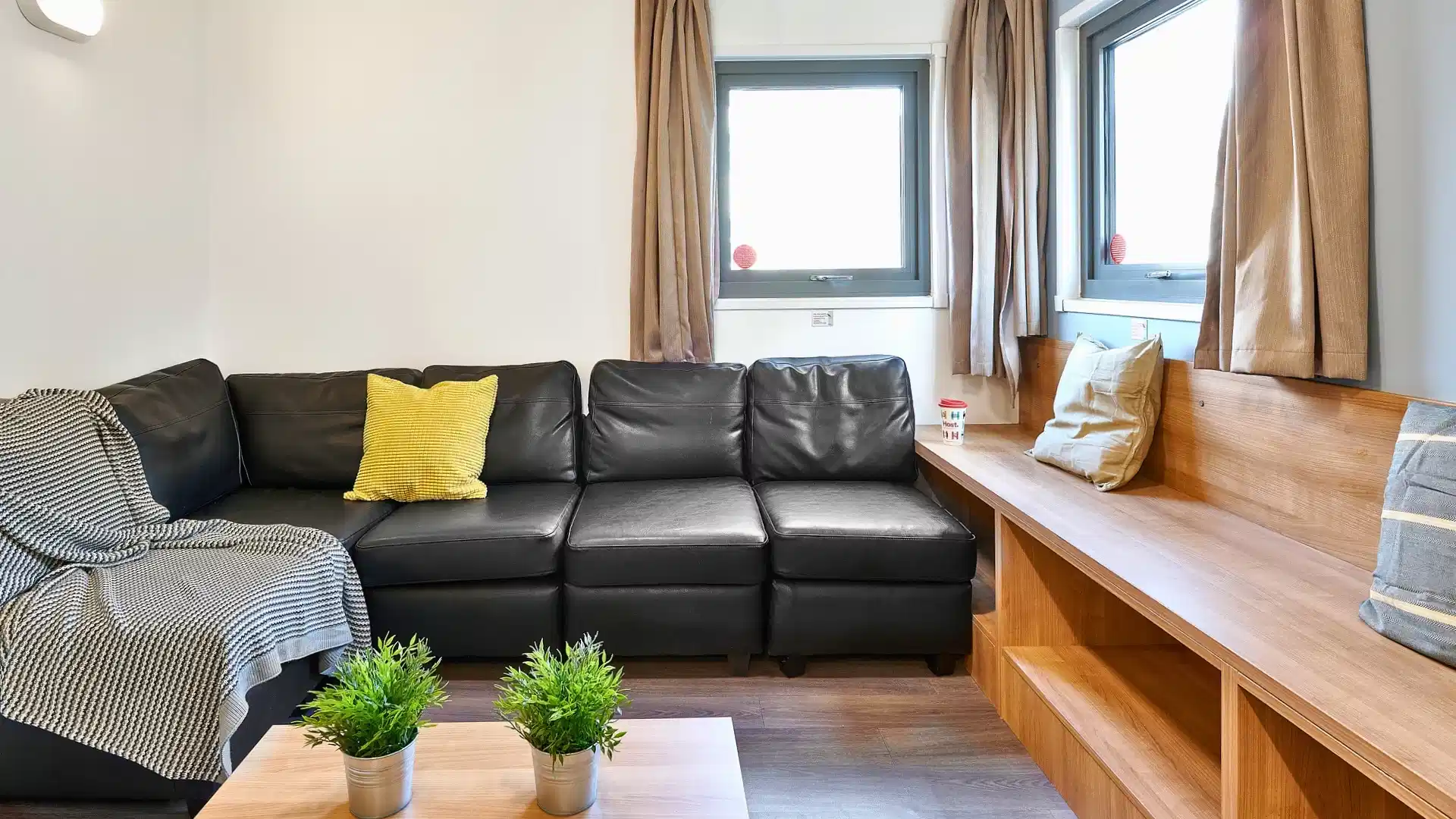 Amenities?w=400&h=260&fit=crop&q=40&auto=format&trim=auto