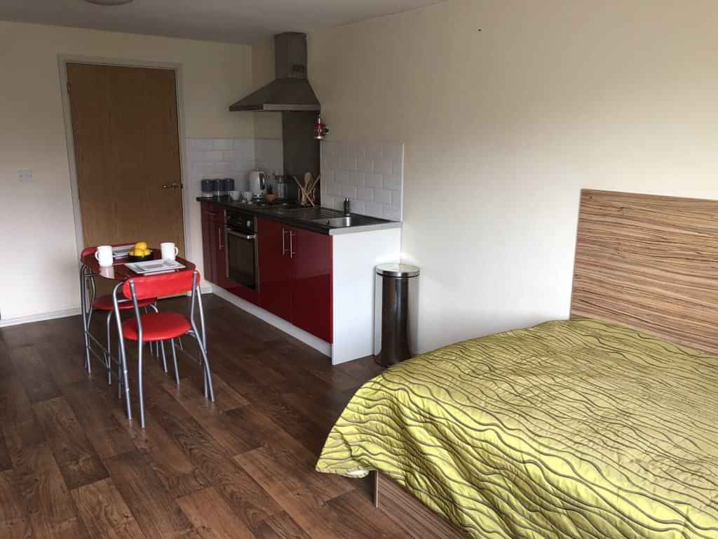 Common Area?w=400&h=260&fit=crop&q=40&auto=format&trim=auto