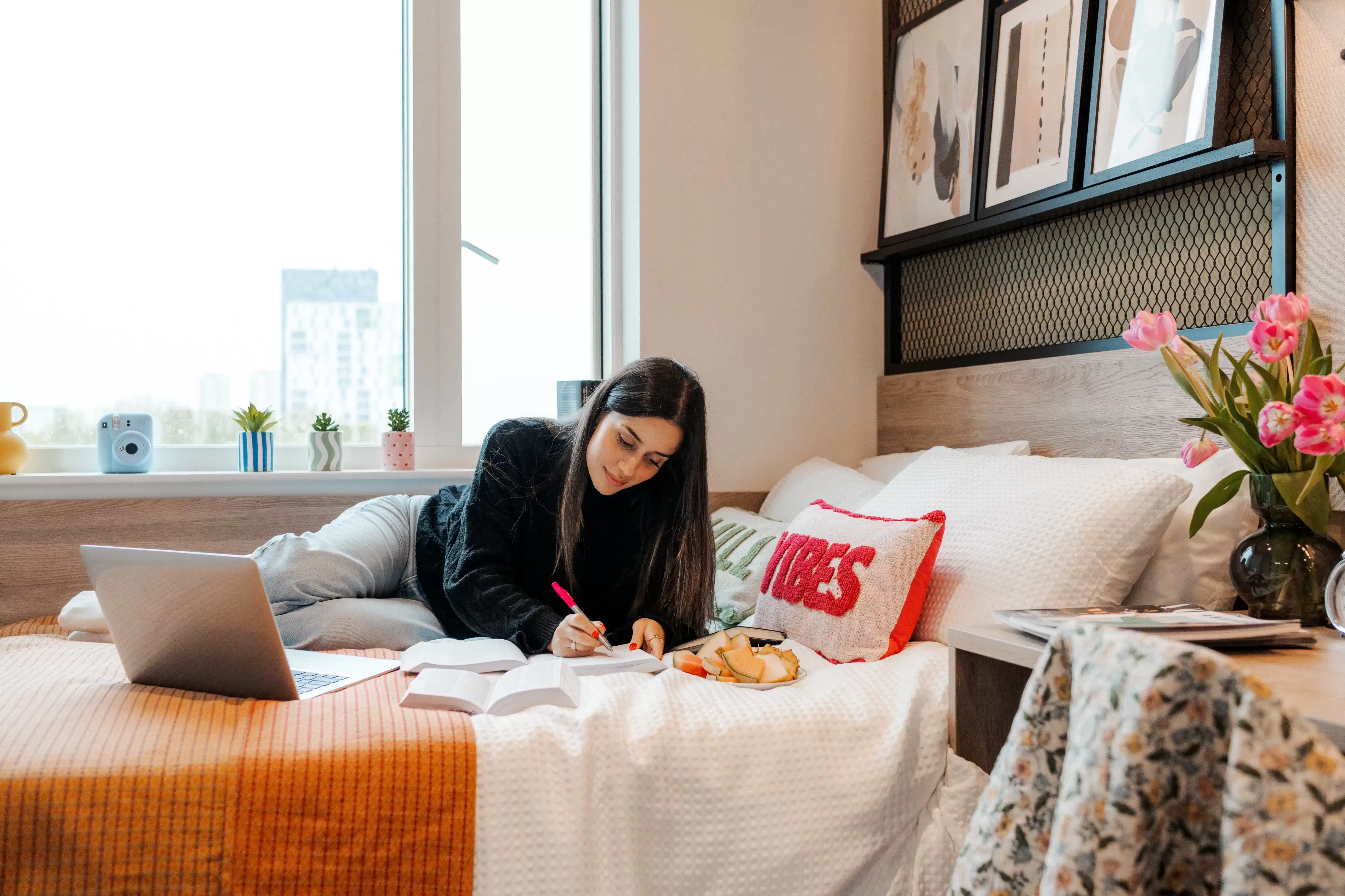 Exterior?w=400&h=260&fit=crop&q=40&auto=format&trim=auto