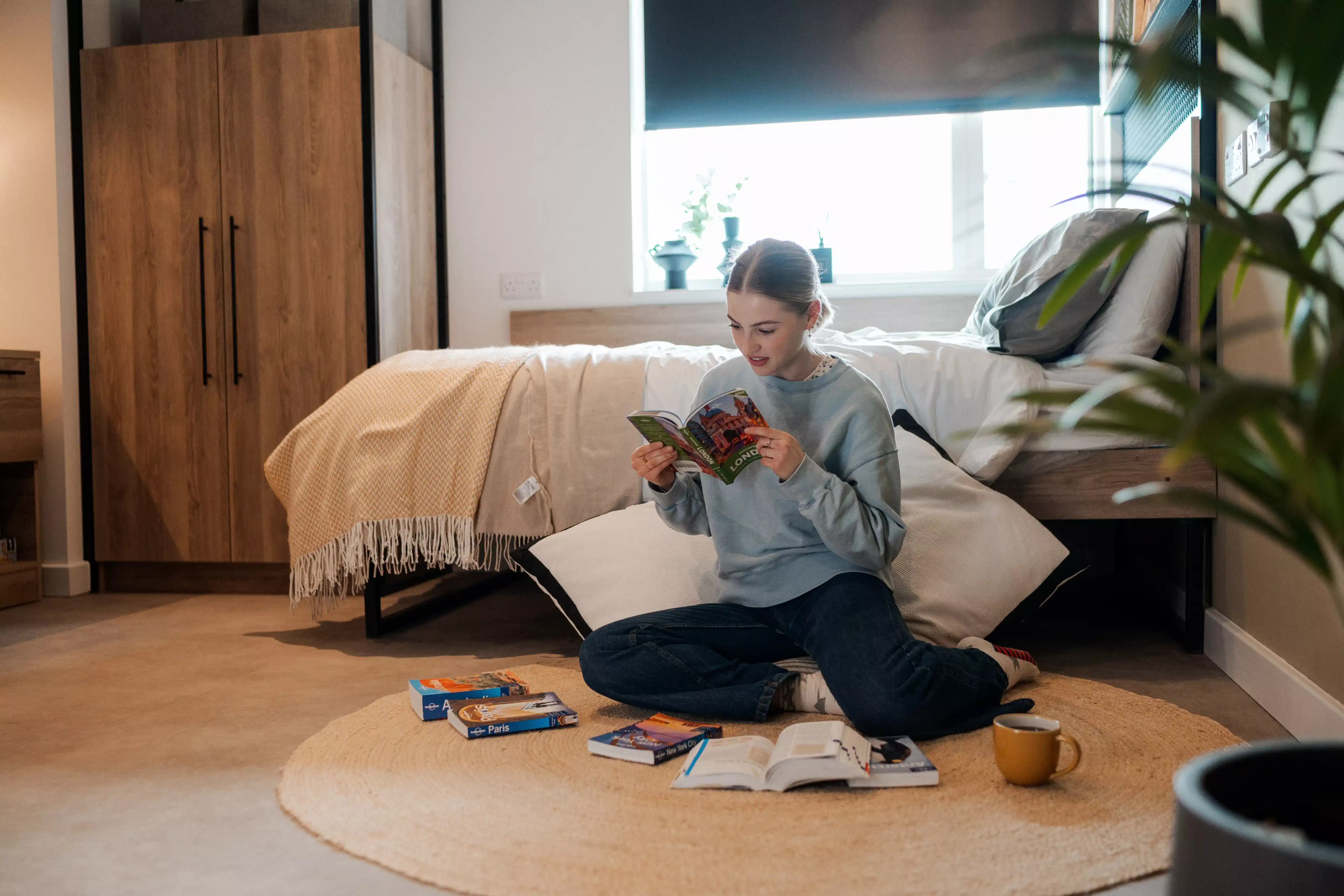 Exterior?w=400&h=260&fit=crop&q=40&auto=format&trim=auto