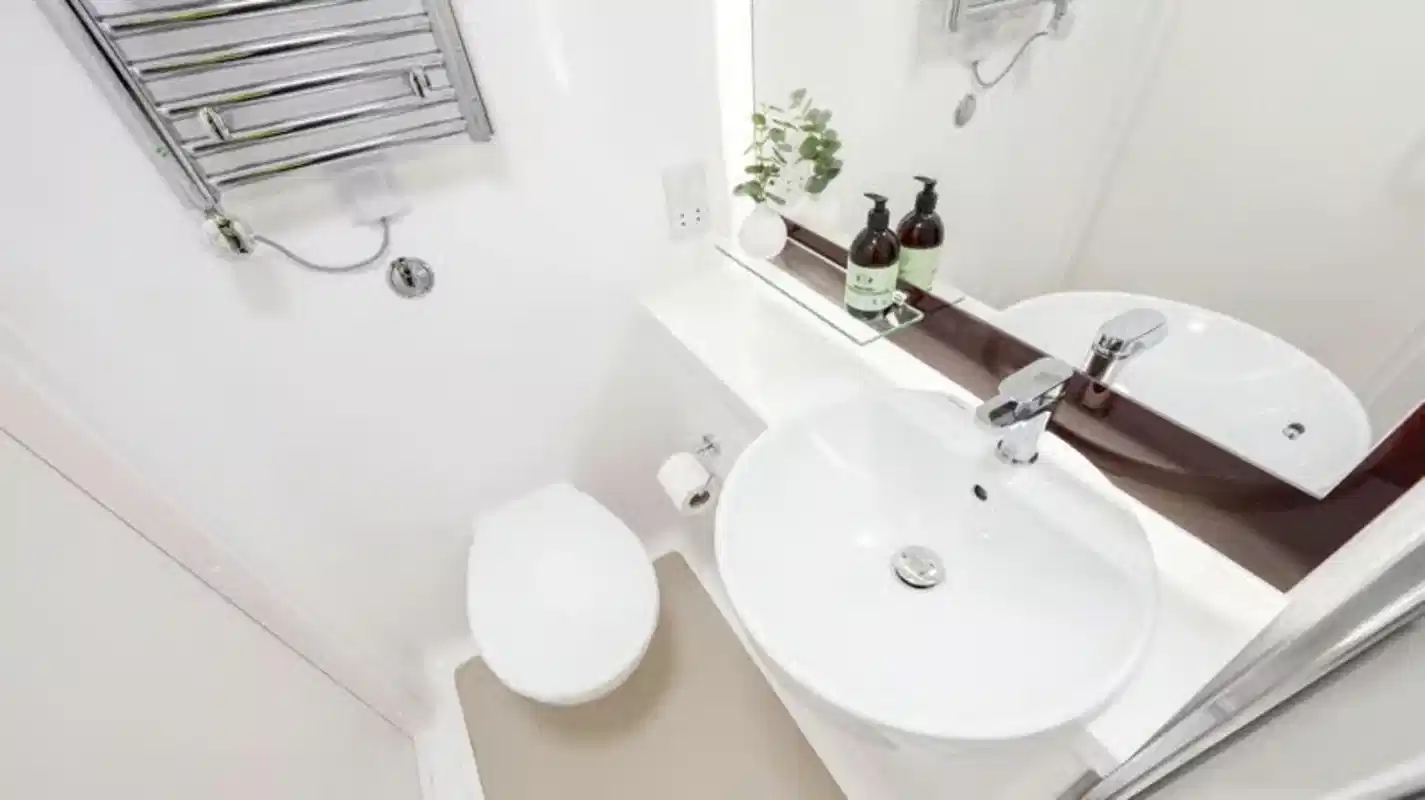 Room?w=400&h=260&fit=crop&q=40&auto=format&trim=auto