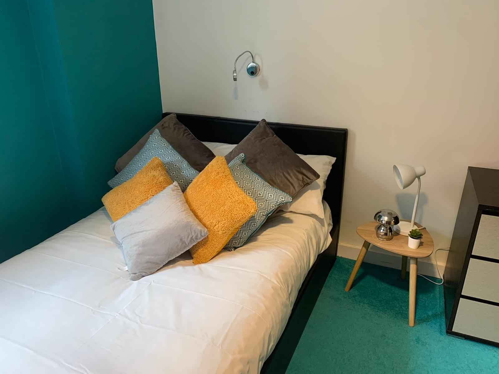 Exterior?w=400&h=260&fit=crop&q=40&auto=format&trim=auto