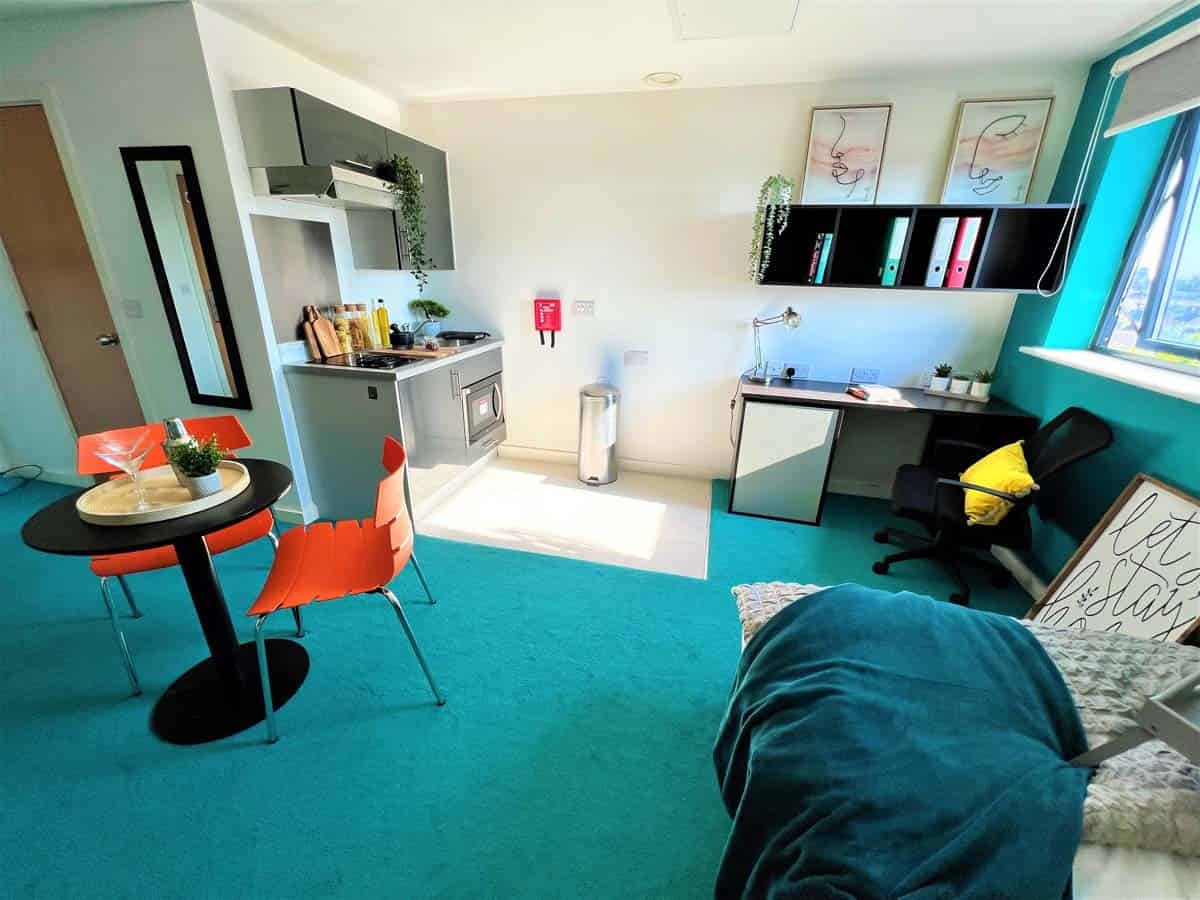 Exterior?w=400&h=260&fit=crop&q=40&auto=format&trim=auto