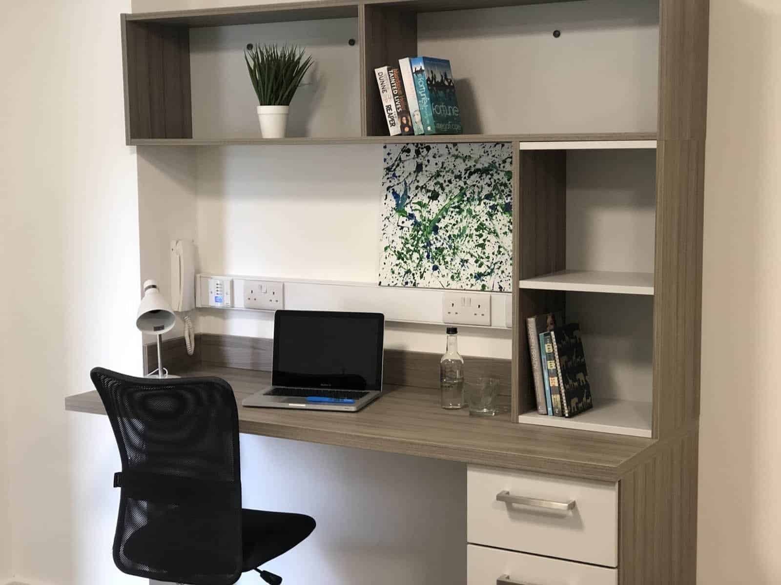 Exterior?w=400&h=260&fit=crop&q=40&auto=format&trim=auto