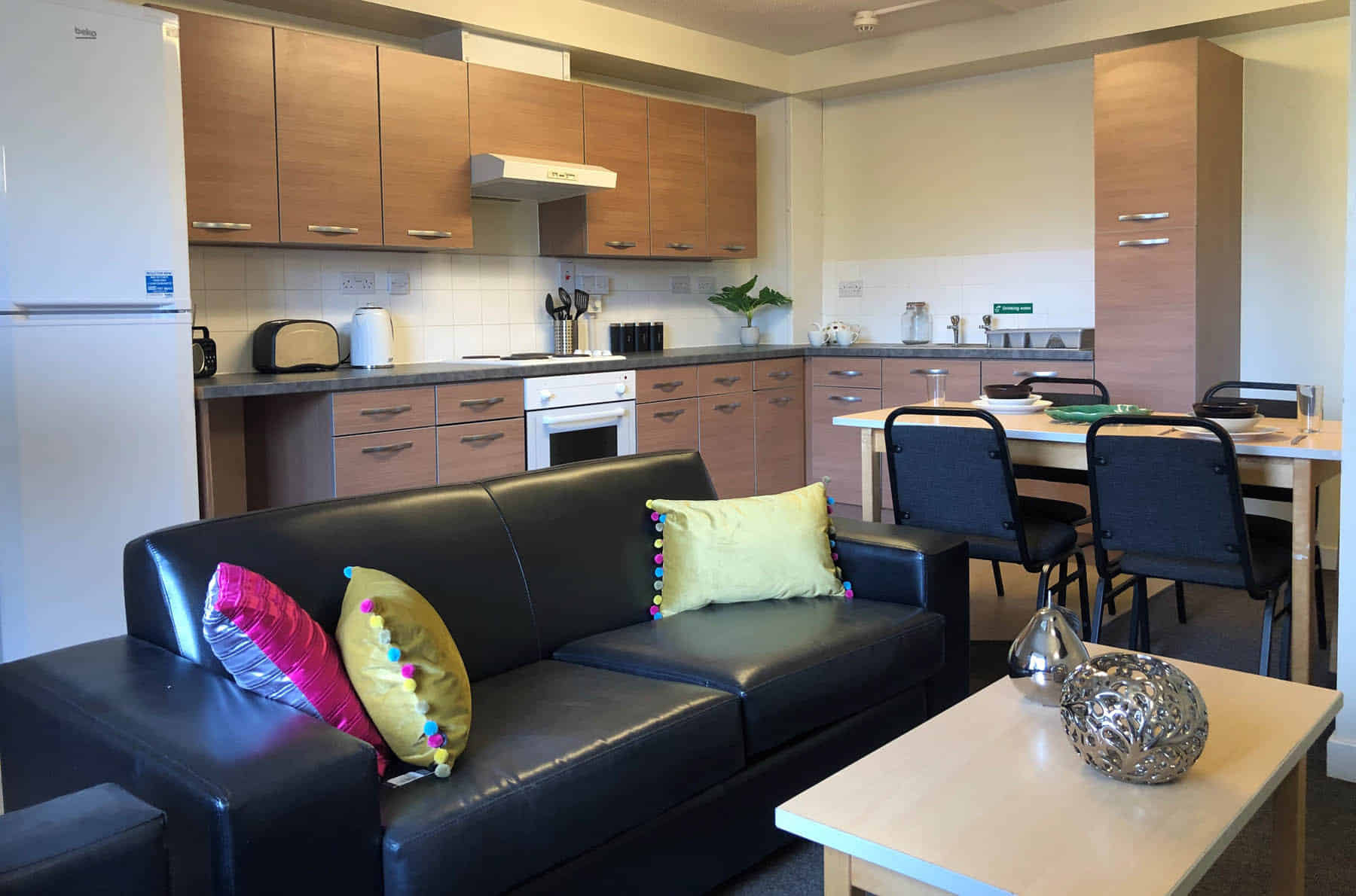 Exterior?w=400&h=260&fit=crop&q=40&auto=format&trim=auto