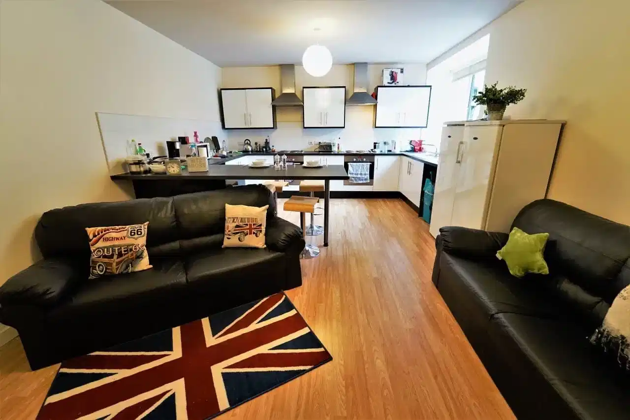 Gold Studio - Bedroom?w=400&h=260&fit=crop&q=40&auto=format&trim=auto