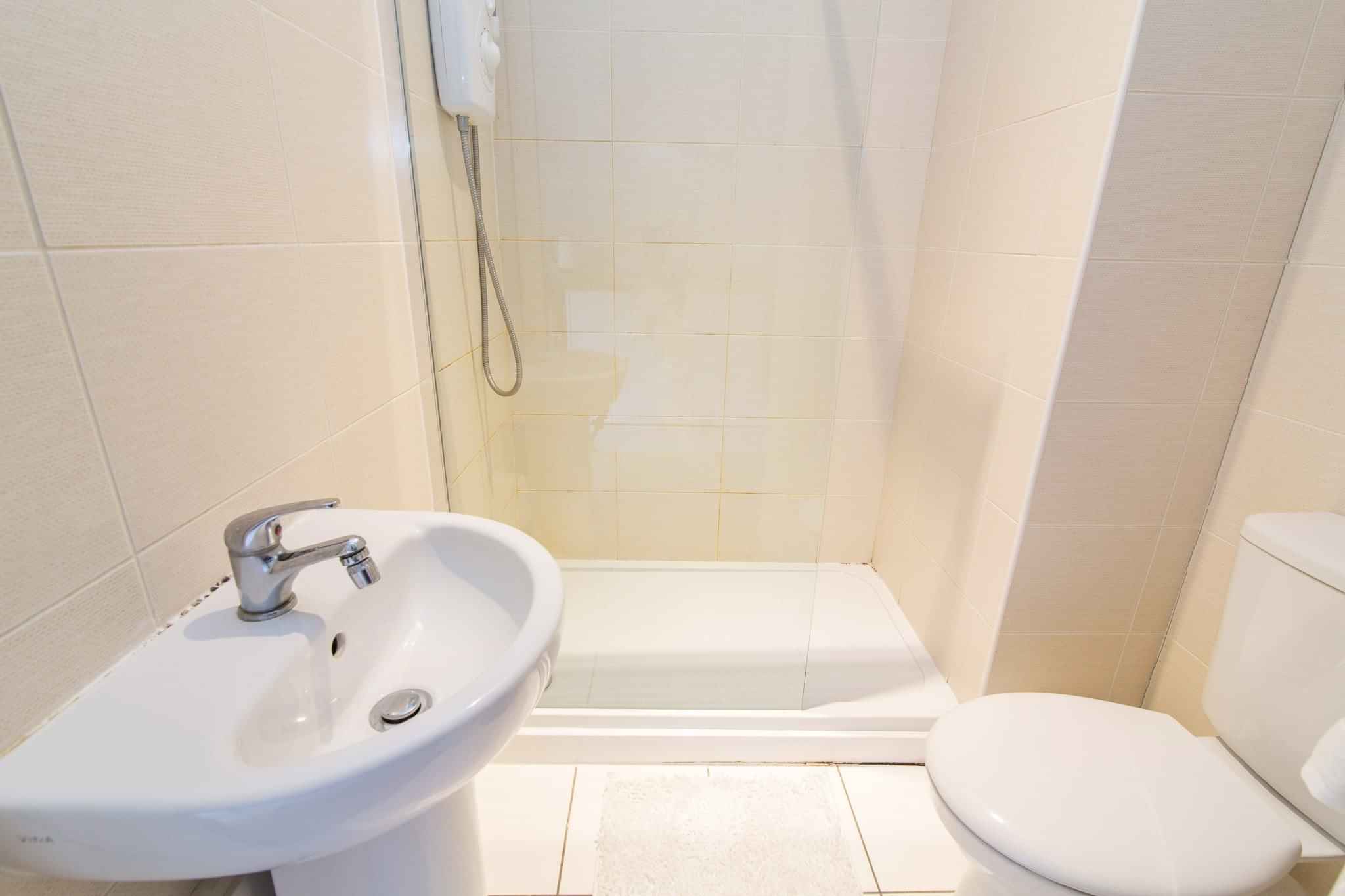 Platinum Studio - Bedroom?w=400&h=260&fit=crop&q=40&auto=format&trim=auto