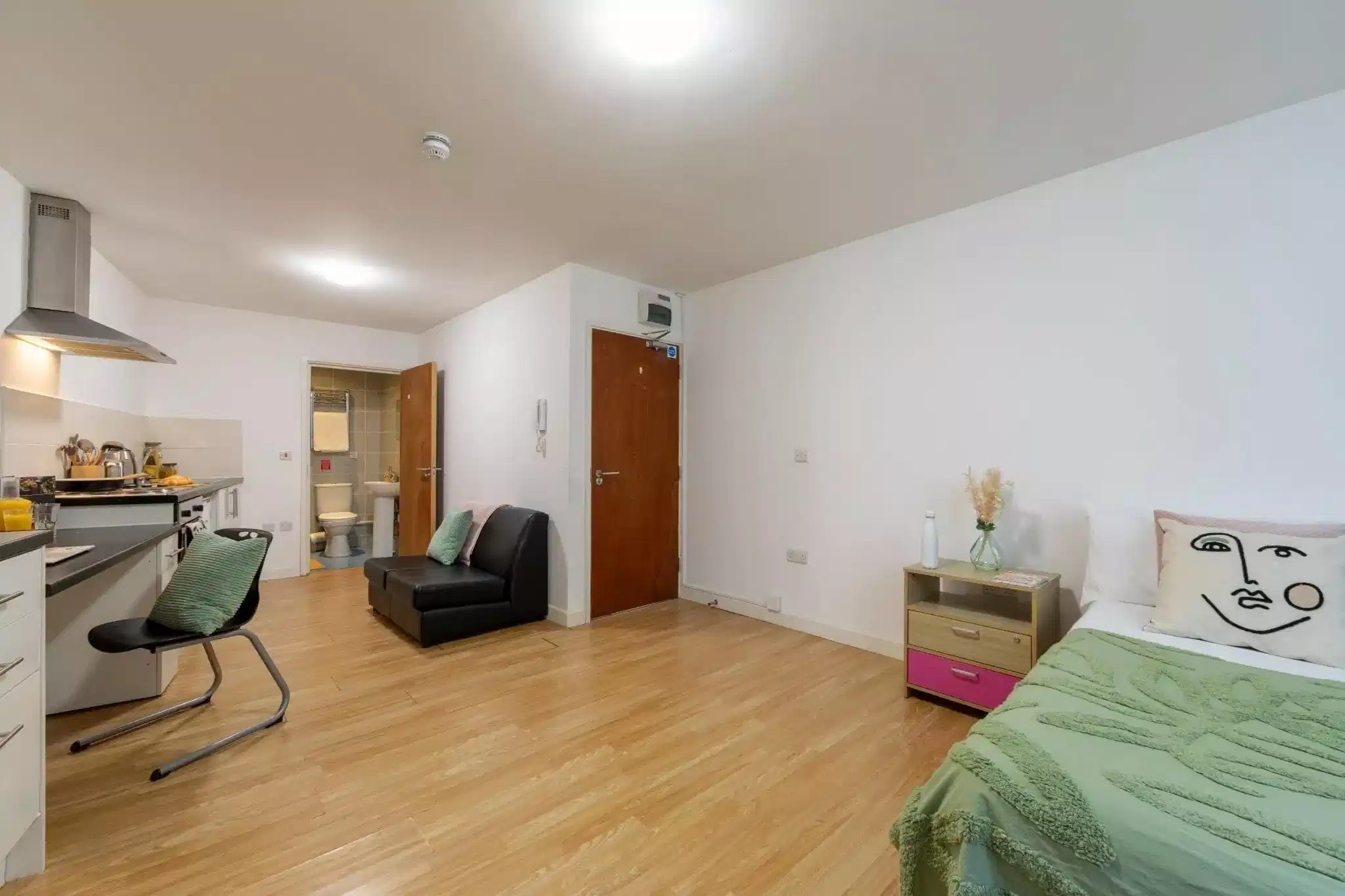 Exterior?w=400&h=260&fit=crop&q=40&auto=format&trim=auto