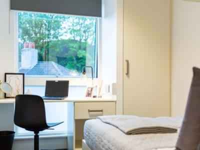 Bedroom?w=400&h=260&fit=crop&q=40&auto=format&trim=auto