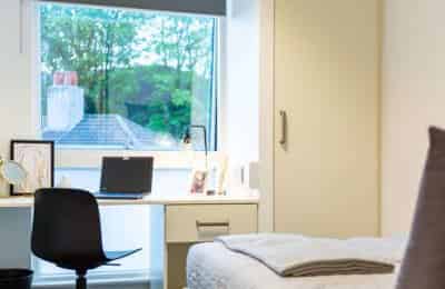 Bedroom?w=400&h=260&fit=crop&q=40&auto=format&trim=auto
