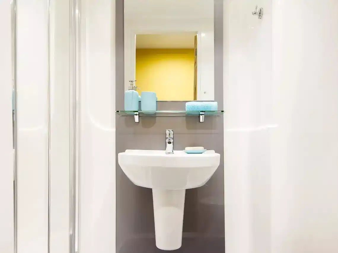 Exterior?w=400&h=260&fit=crop&q=40&auto=format&trim=auto