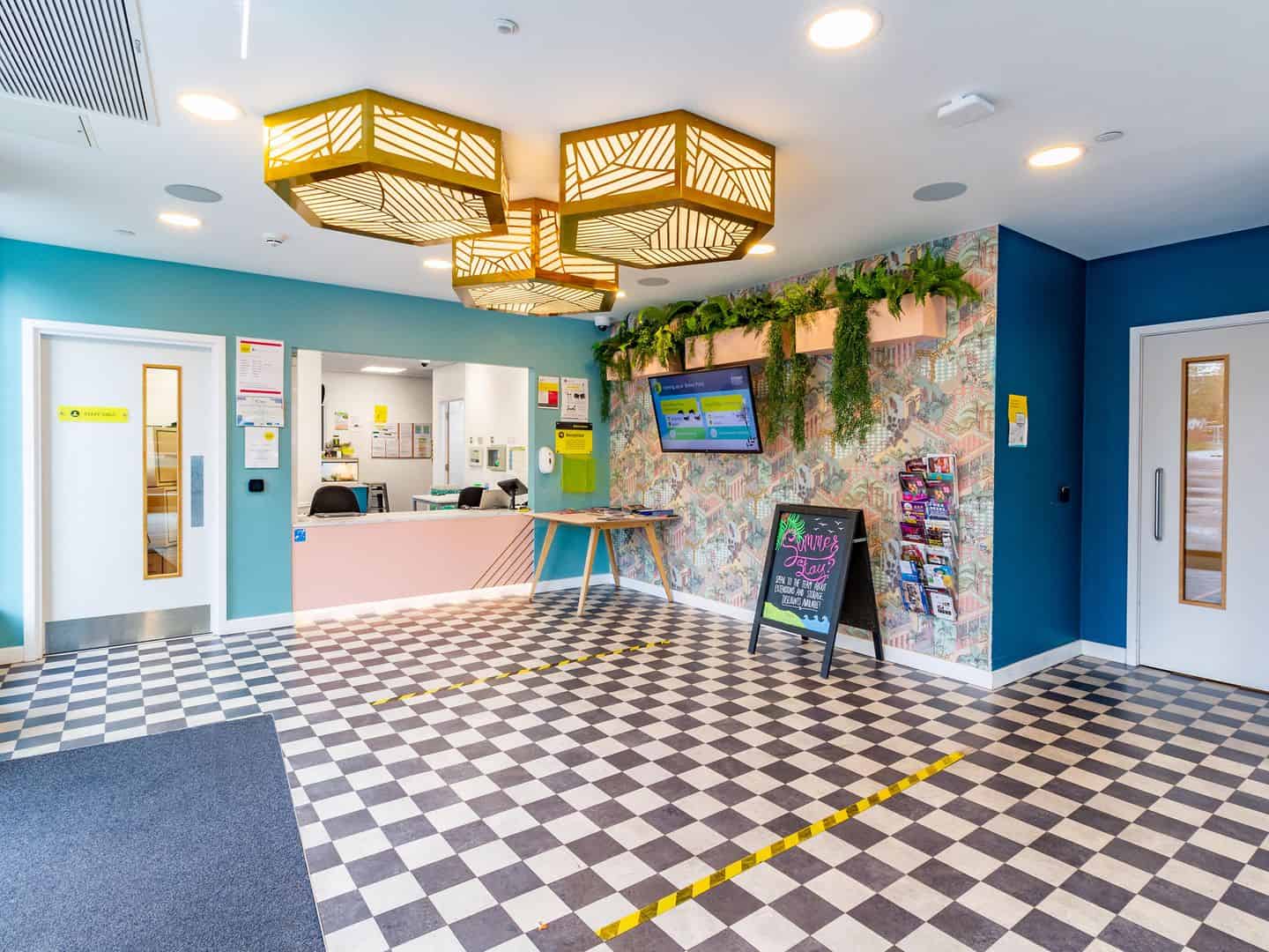 Exterior?w=400&h=260&fit=crop&q=40&auto=format&trim=auto