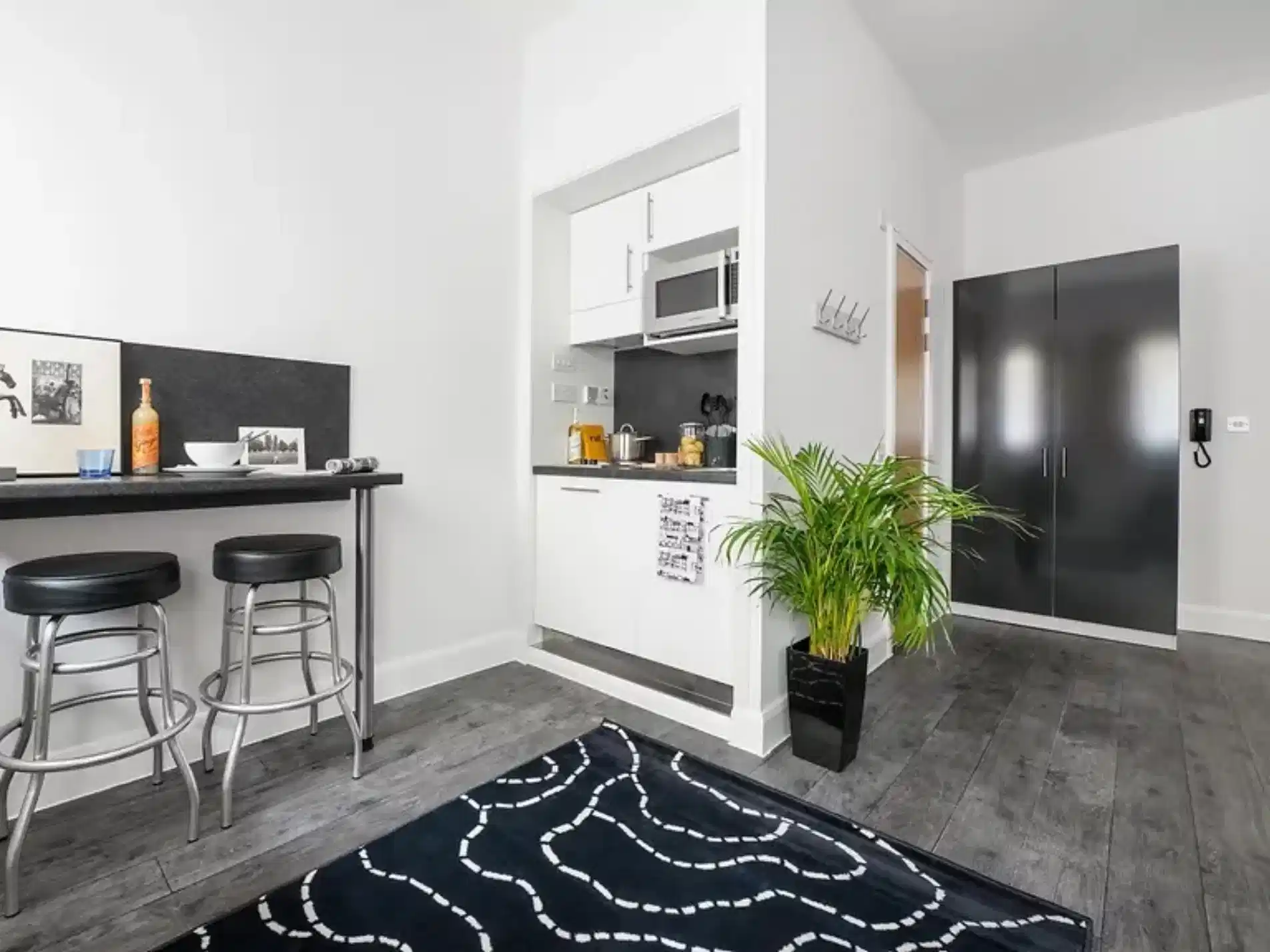 Amenities?w=400&h=260&fit=crop&q=40&auto=format&trim=auto