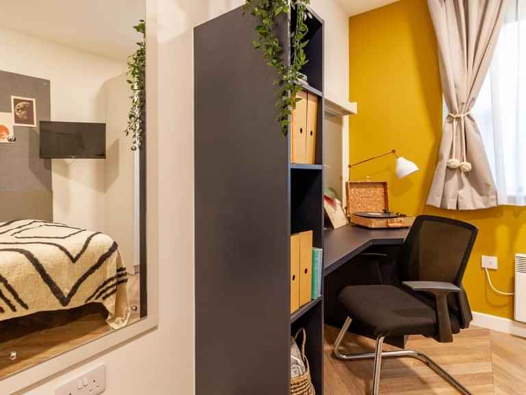 Exterior?w=400&h=260&fit=crop&q=40&auto=format&trim=auto