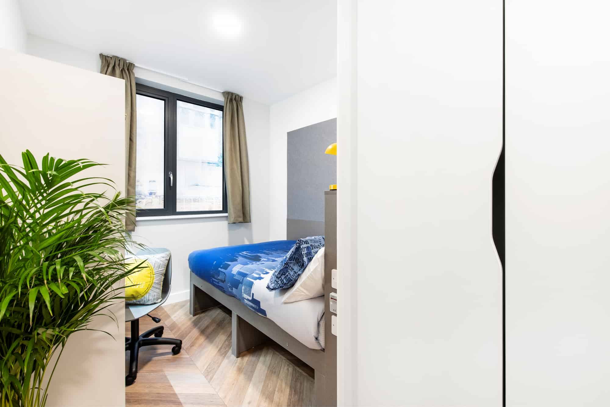 Exterior?w=400&h=260&fit=crop&q=40&auto=format&trim=auto