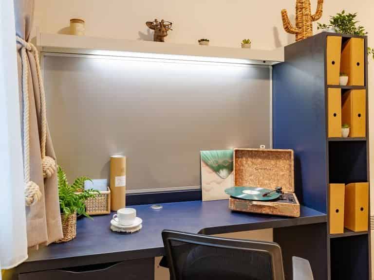 Exterior?w=400&h=260&fit=crop&q=40&auto=format&trim=auto