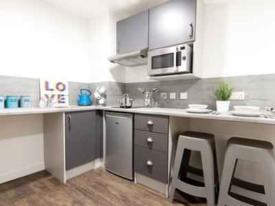 Amenities?w=400&h=260&fit=crop&q=40&auto=format&trim=auto