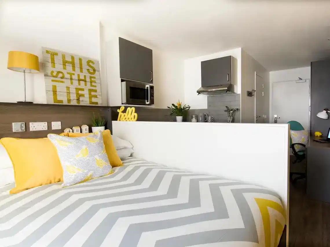 Amenities?w=400&h=260&fit=crop&q=40&auto=format&trim=auto