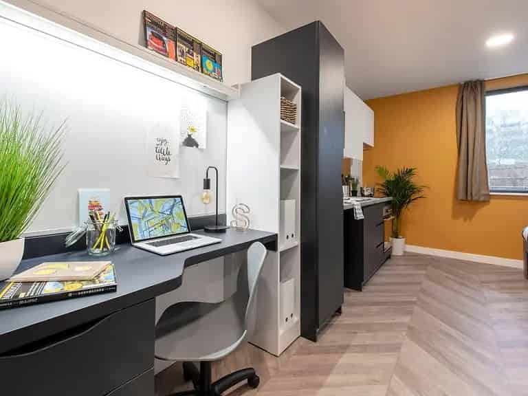 Exterior?w=400&h=260&fit=crop&q=40&auto=format&trim=auto