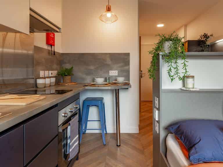 Exterior?w=400&h=260&fit=crop&q=40&auto=format&trim=auto