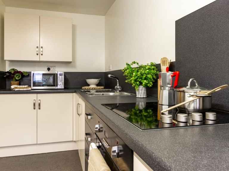 Common Area?w=400&h=260&fit=crop&q=40&auto=format&trim=auto