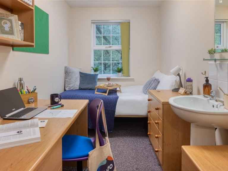 Exterior?w=400&h=260&fit=crop&q=40&auto=format&trim=auto