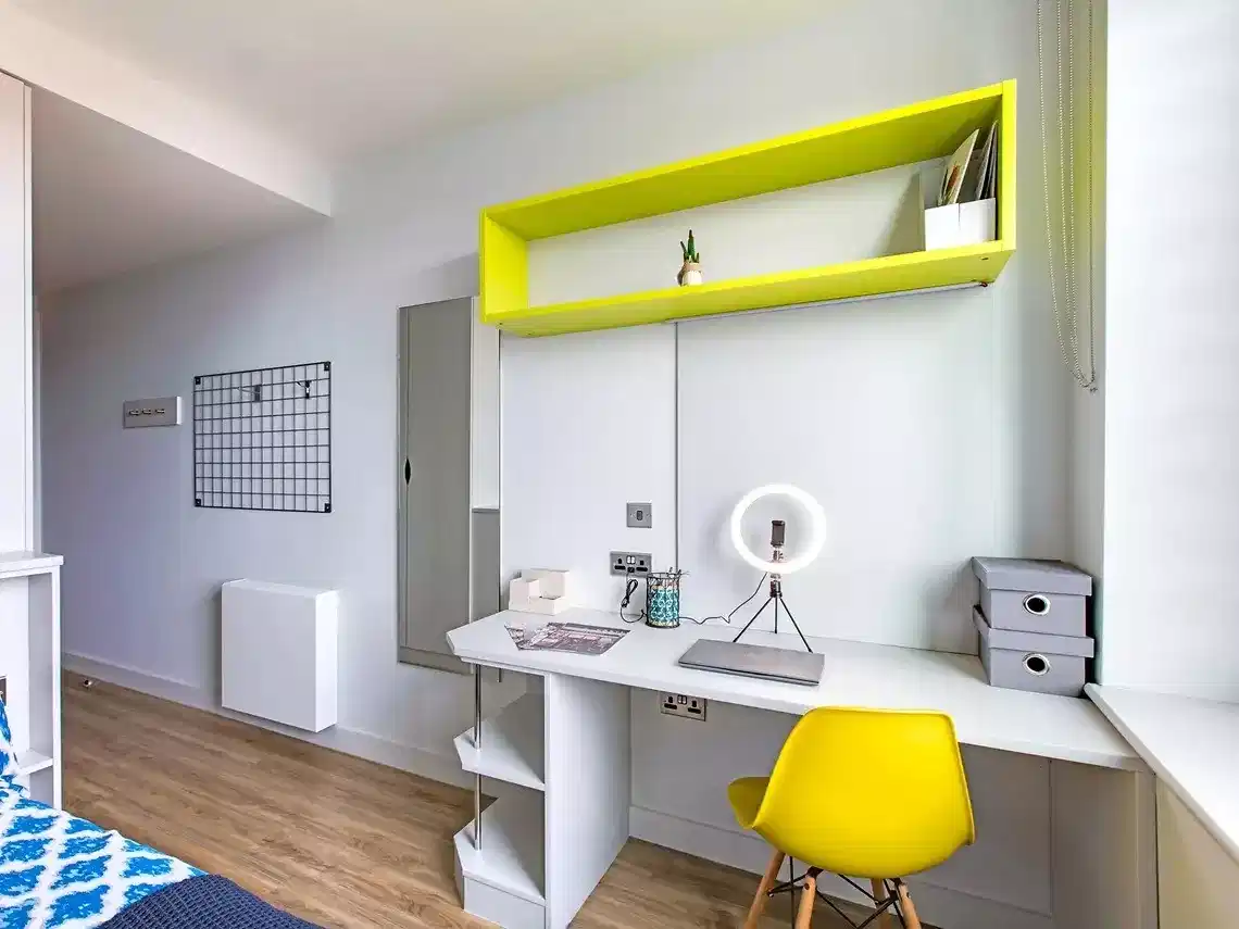 Common Area?w=400&h=260&fit=crop&q=40&auto=format&trim=auto