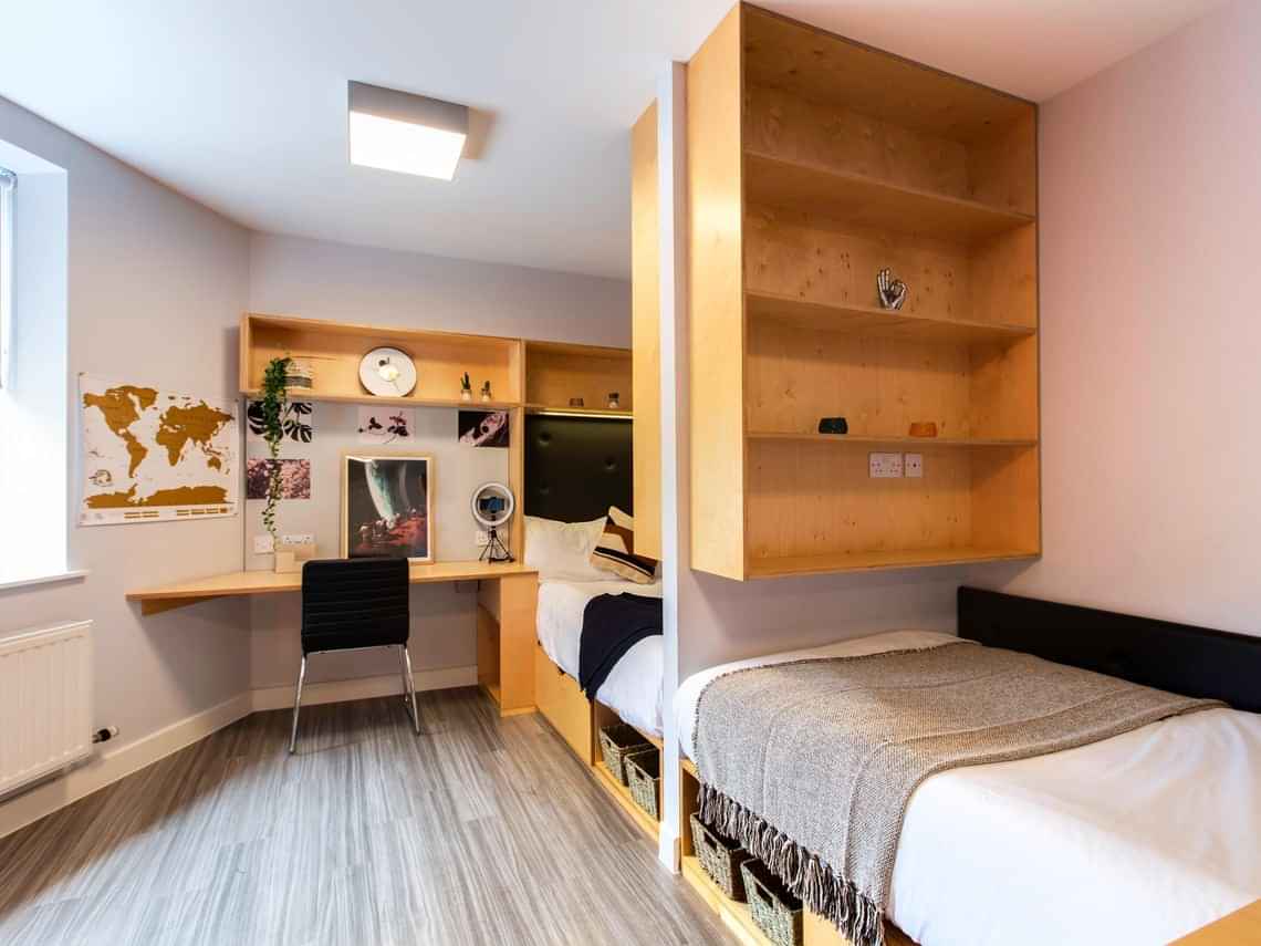 Common Area?w=400&h=260&fit=crop&q=40&auto=format&trim=auto