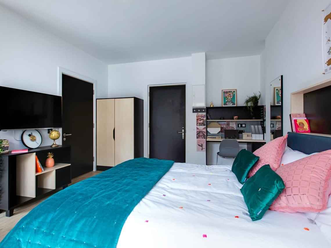 Amenities?w=400&h=260&fit=crop&q=40&auto=format&trim=auto