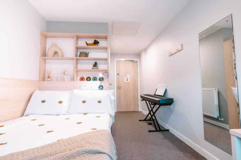 Exterior?w=400&h=260&fit=crop&q=40&auto=format&trim=auto