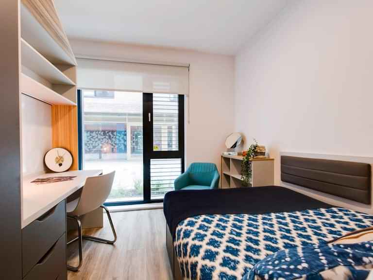 Room?w=400&h=260&fit=crop&q=40&auto=format&trim=auto