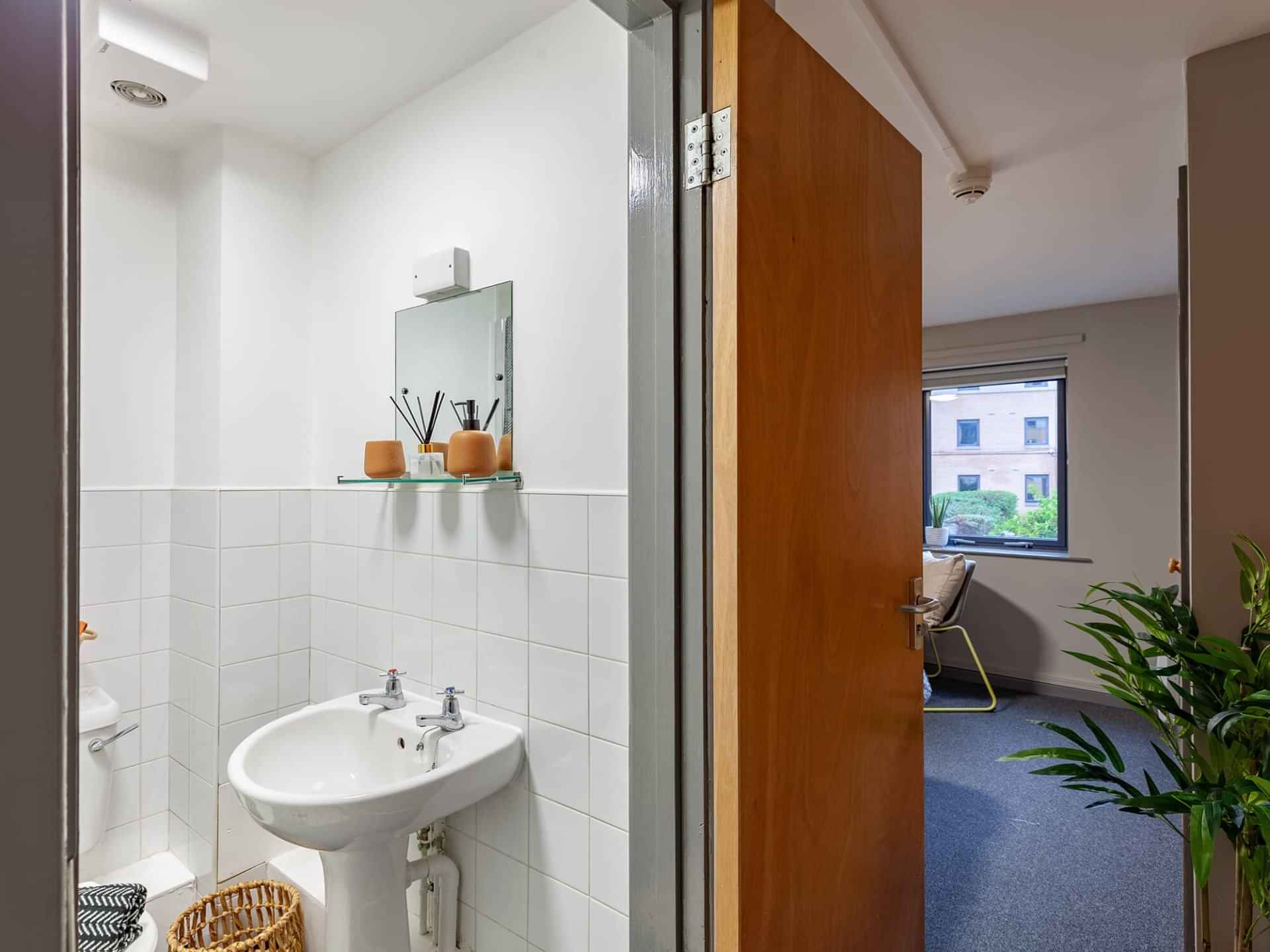 Amenities?w=400&h=260&fit=crop&q=40&auto=format&trim=auto