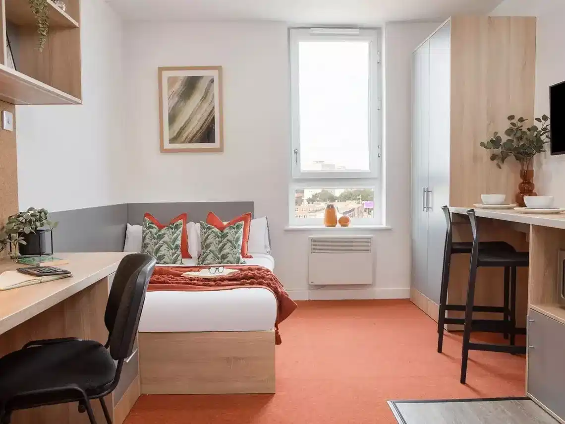 Exterior?w=400&h=260&fit=crop&q=40&auto=format&trim=auto