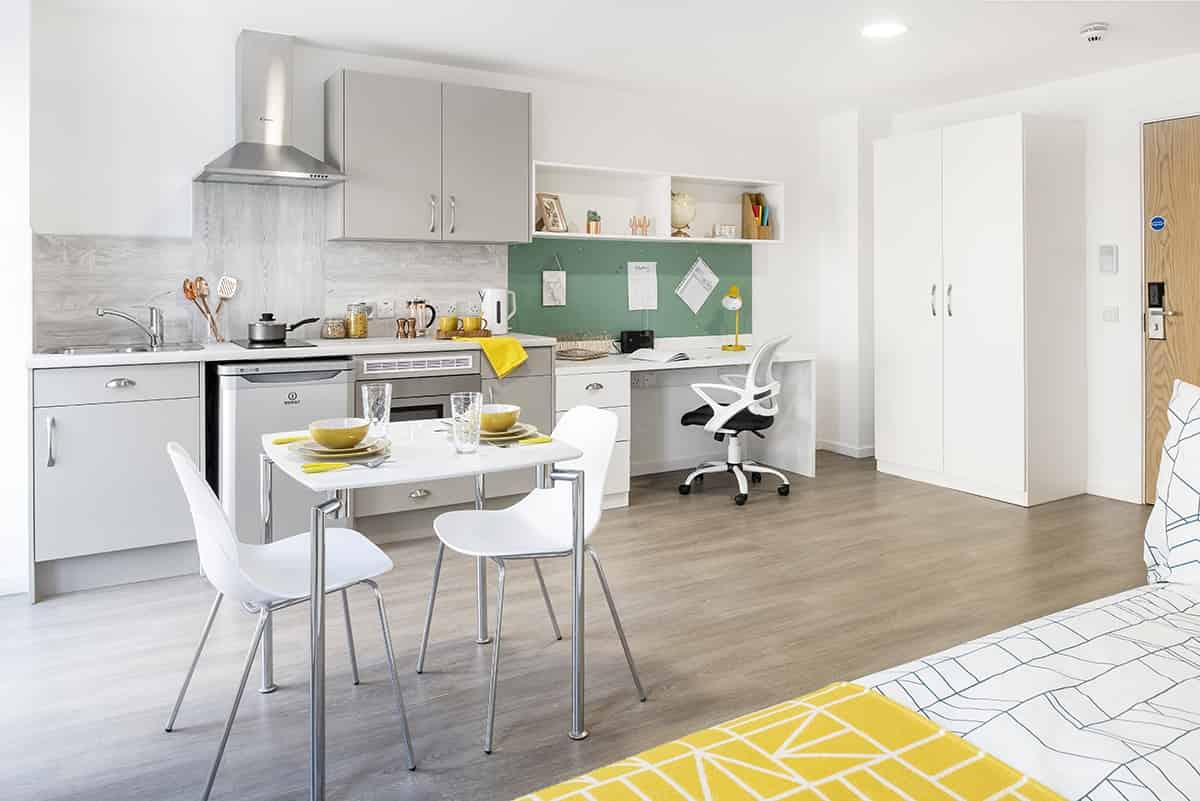 Common Area?w=400&h=260&fit=crop&q=40&auto=format&trim=auto