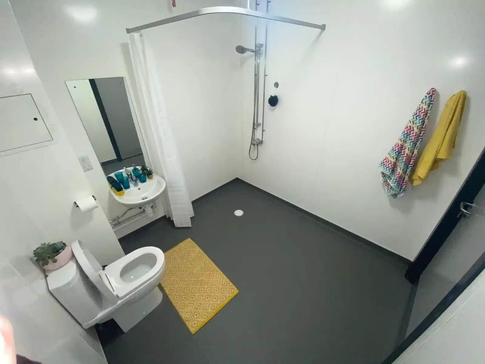 Common Area?w=400&h=260&fit=crop&q=40&auto=format&trim=auto