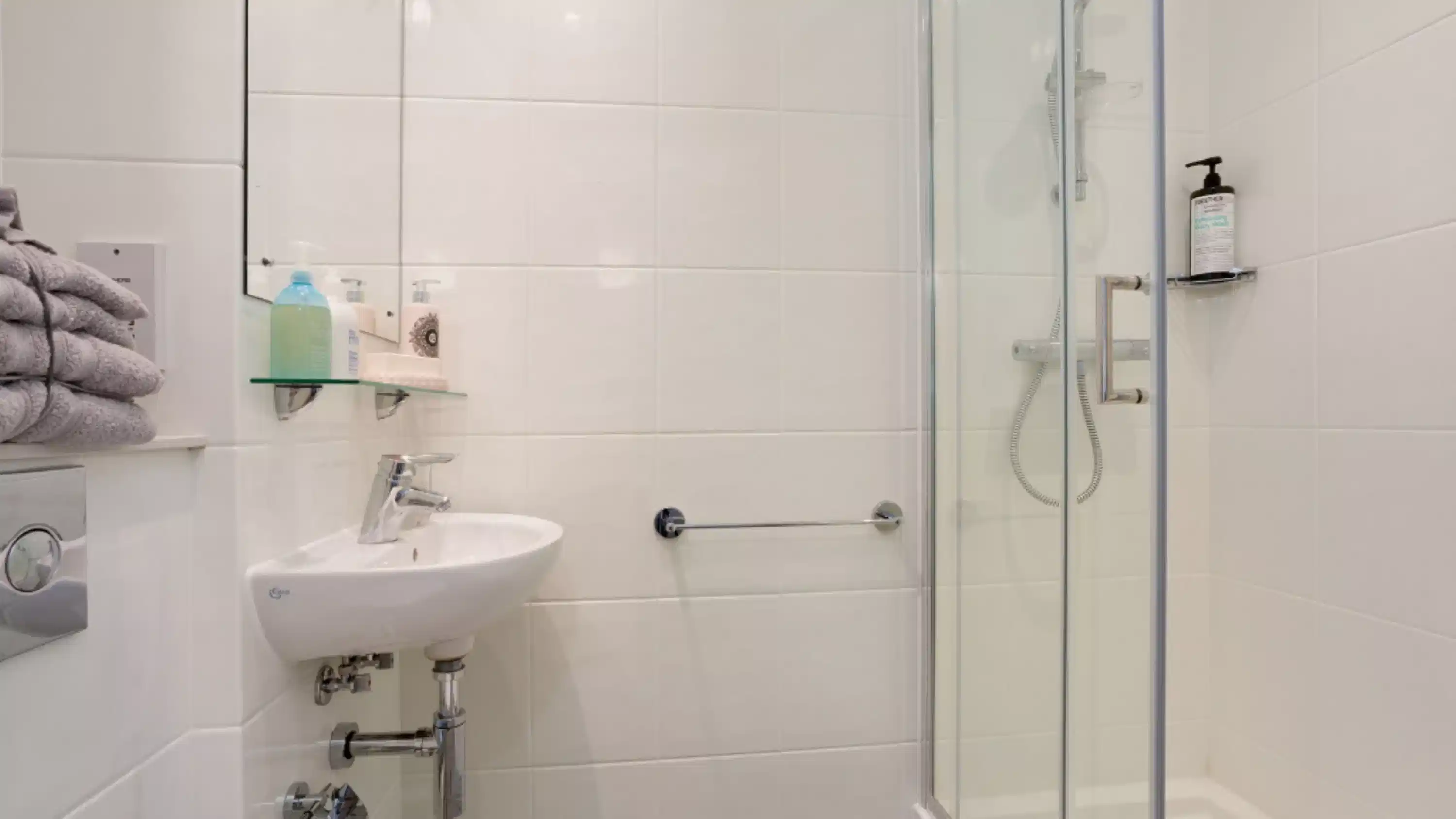 Common Area?w=400&h=260&fit=crop&q=40&auto=format&trim=auto