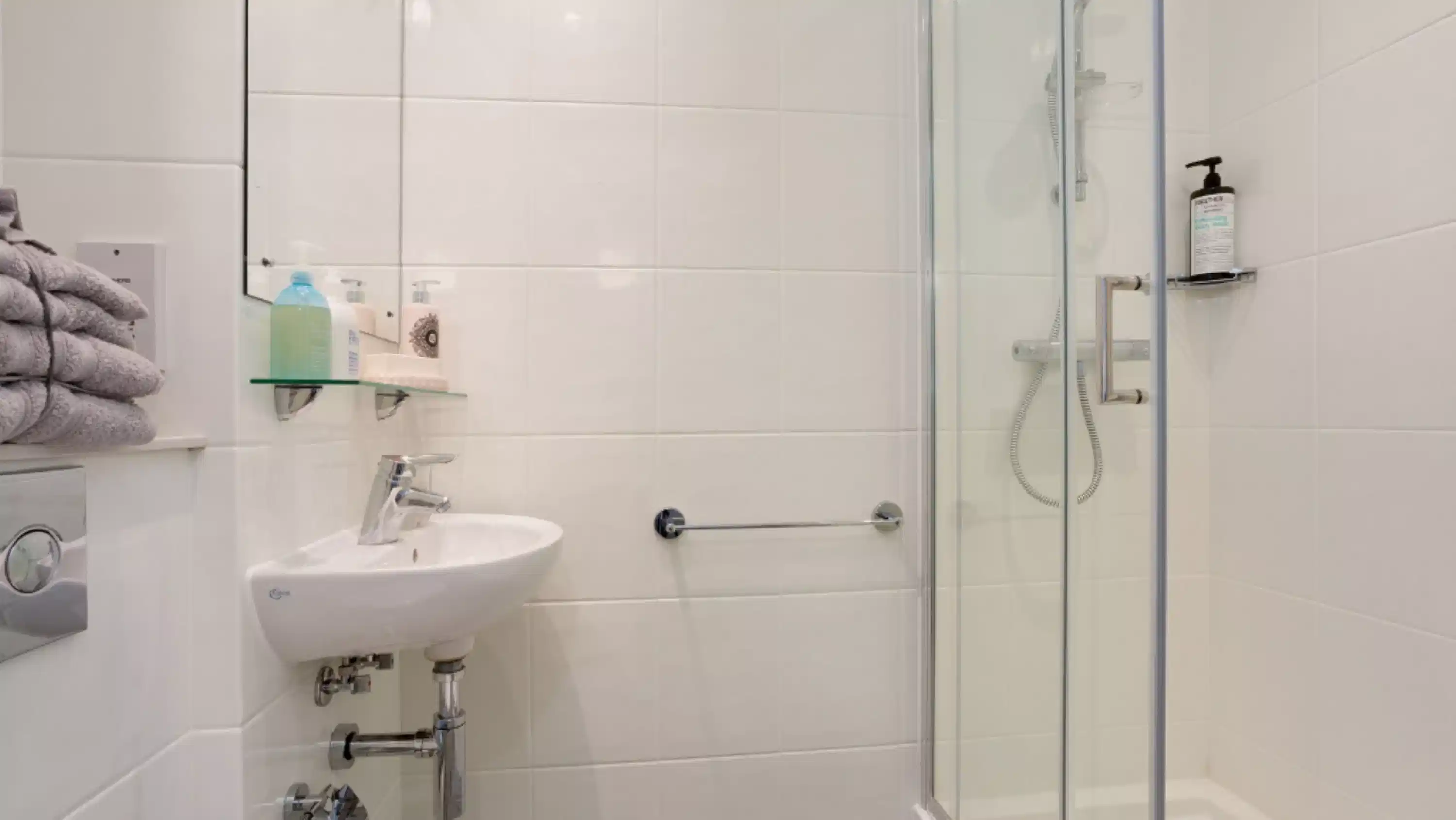 Common Area?w=400&h=260&fit=crop&q=40&auto=format&trim=auto