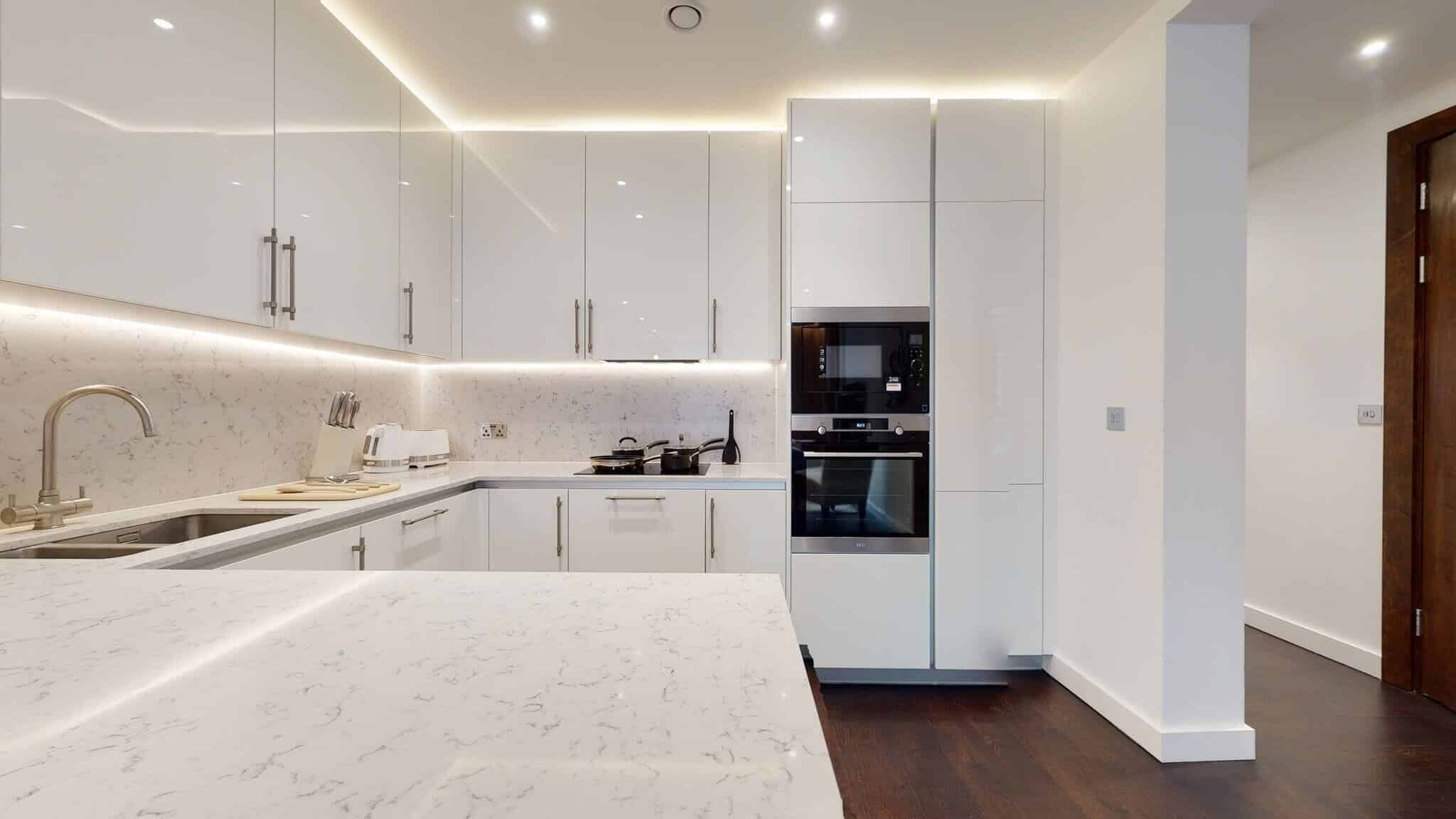 2 bedroom flat, Charles Clowes Walk, London - undefined - kitchen
