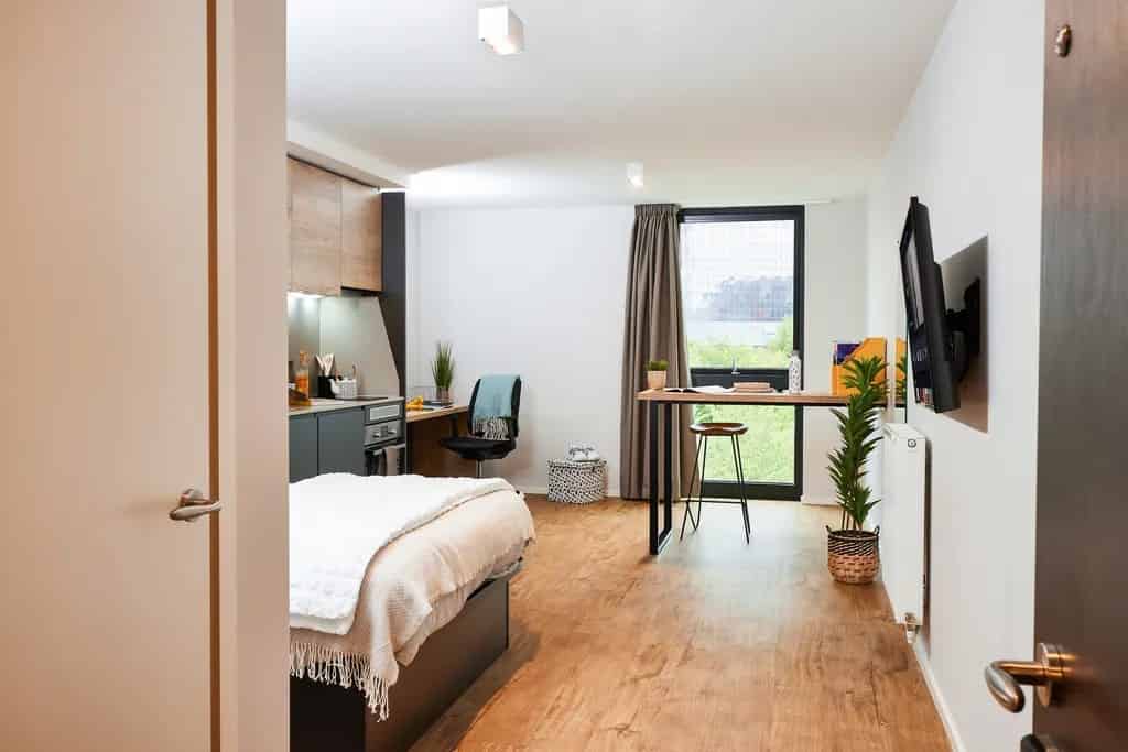 Common Area?w=400&h=260&fit=crop&q=40&auto=format&trim=auto