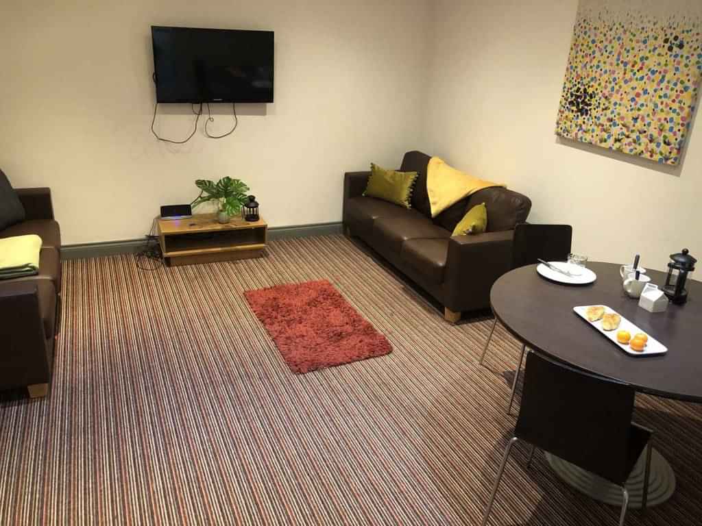 Exterior?w=400&h=260&fit=crop&q=40&auto=format&trim=auto