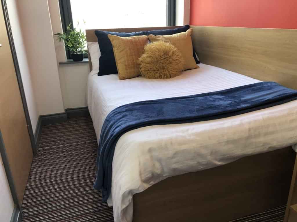 Exterior?w=400&h=260&fit=crop&q=40&auto=format&trim=auto