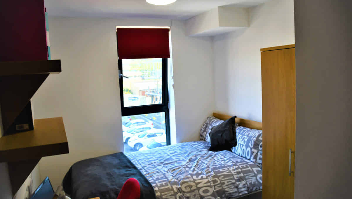 Bedroom?w=400&h=260&fit=crop&q=40&auto=format&trim=auto