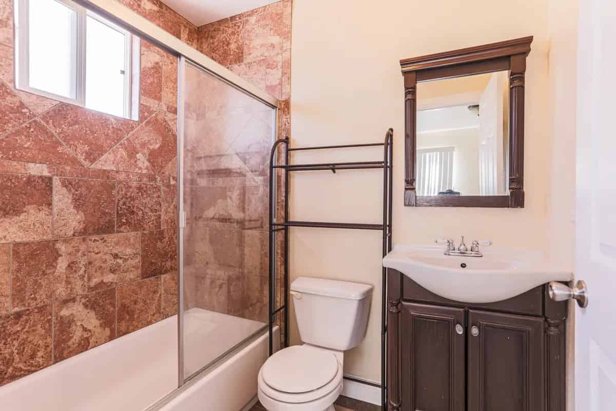 1505 W 27th St, Los Angeles - Los Angeles, California, United States - Bathroom