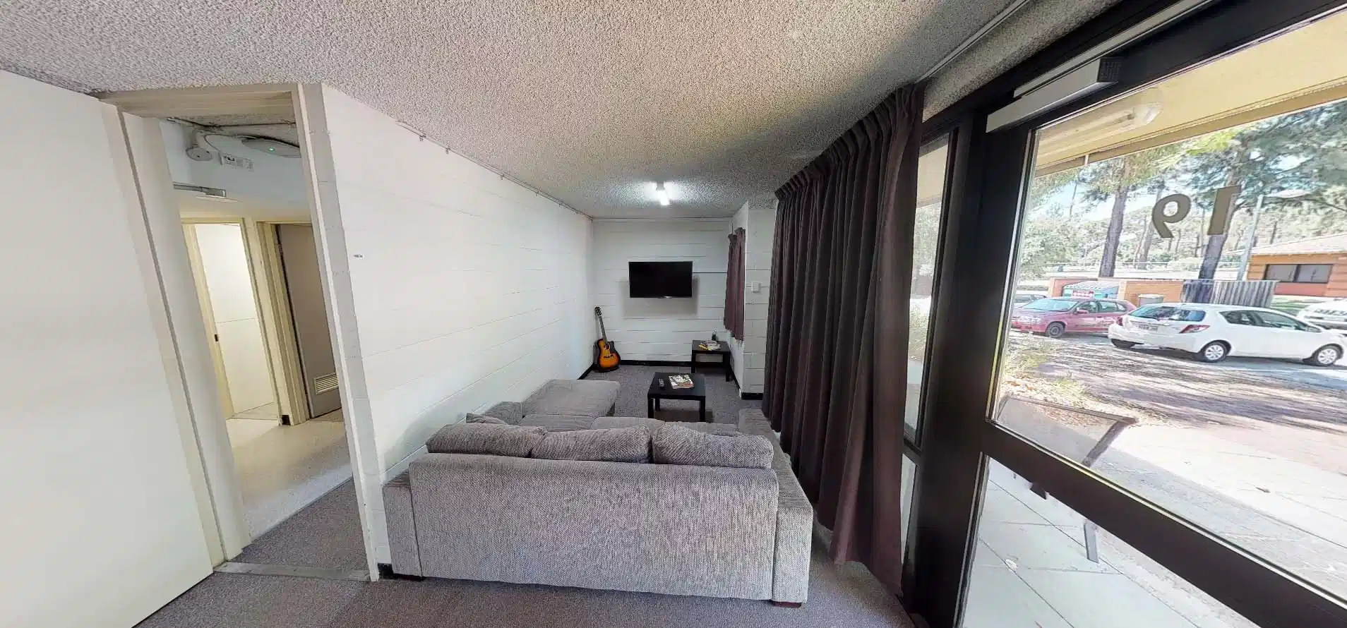 Exterior?w=400&h=260&fit=crop&q=40&auto=format&trim=auto