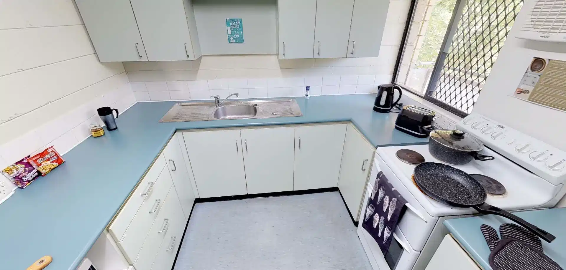 Exterior?w=400&h=260&fit=crop&q=40&auto=format&trim=auto