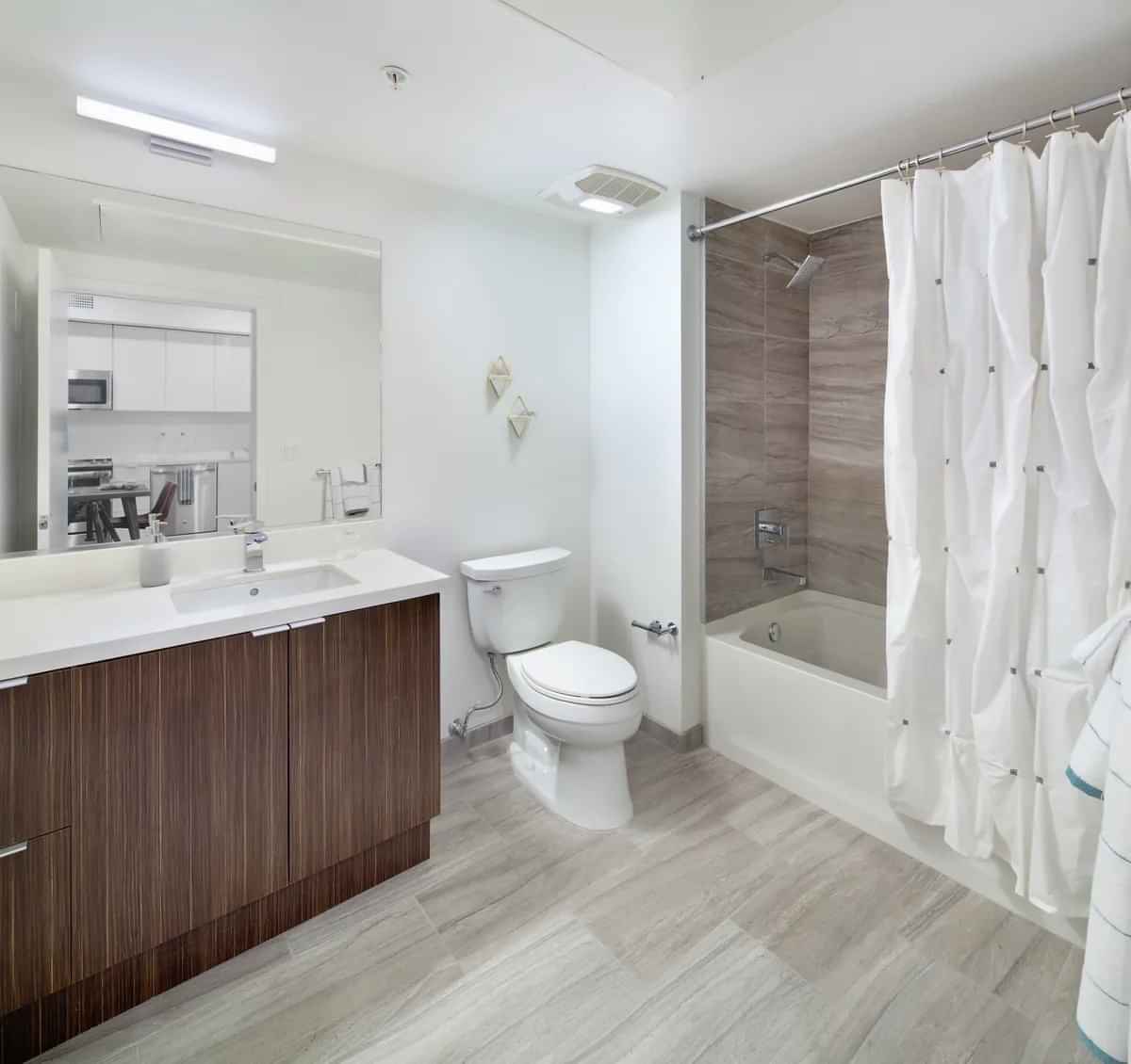 Luna On Wilshire, Los Angeles - Los Angeles, California, United States - Bathroom