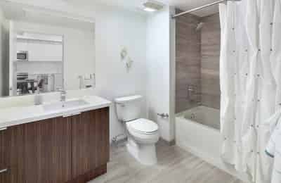 Luna On Wilshire, Los Angeles - Los Angeles, California, United States - Bathroom