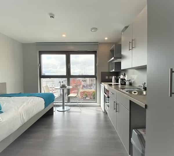 Common Area?w=400&h=260&fit=crop&q=40&auto=format&trim=auto