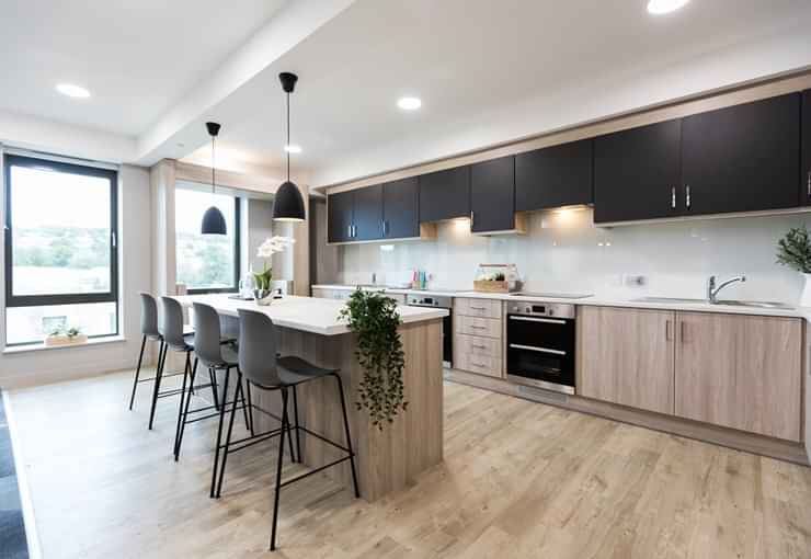 Common Area?w=400&h=260&fit=crop&q=40&auto=format&trim=auto