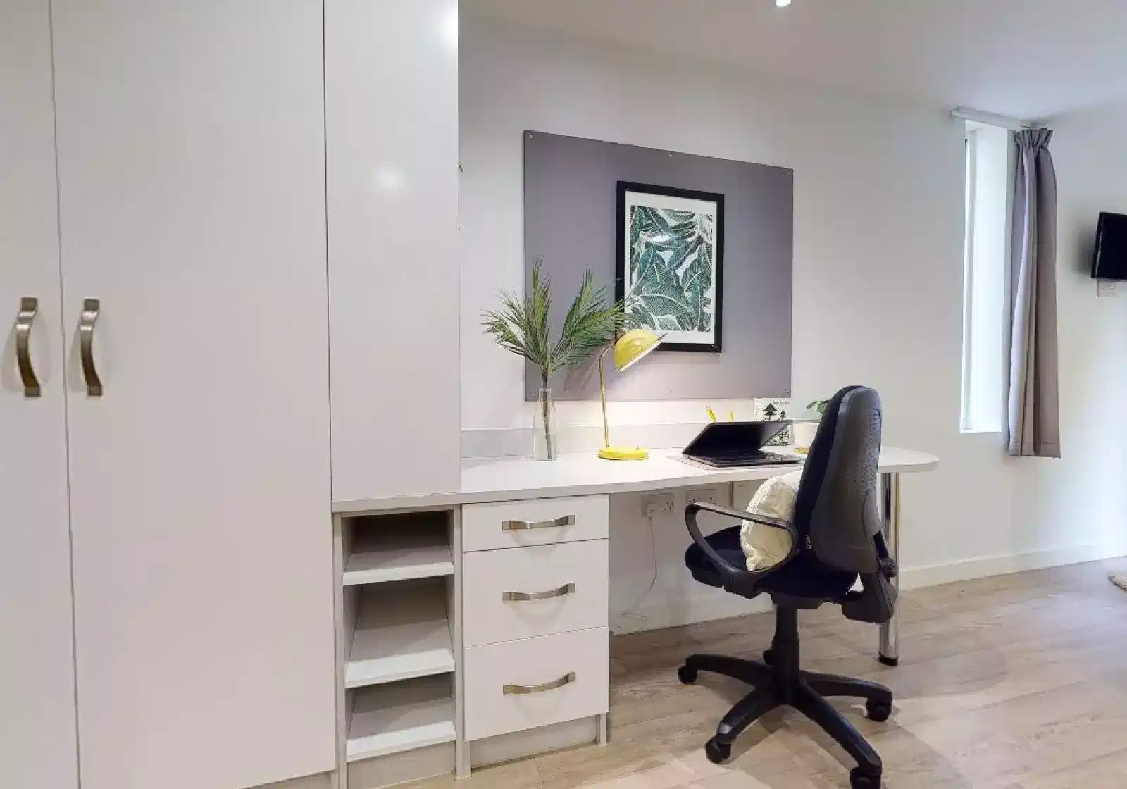 Common Area?w=400&h=260&fit=crop&q=40&auto=format&trim=auto